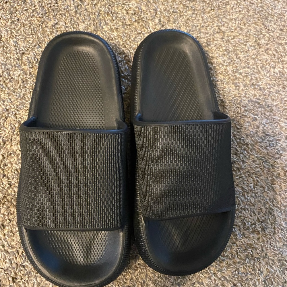 Cloud slippers/slip on sandals unisex black womens 10, men’s 7.5 (40-41) new WOT